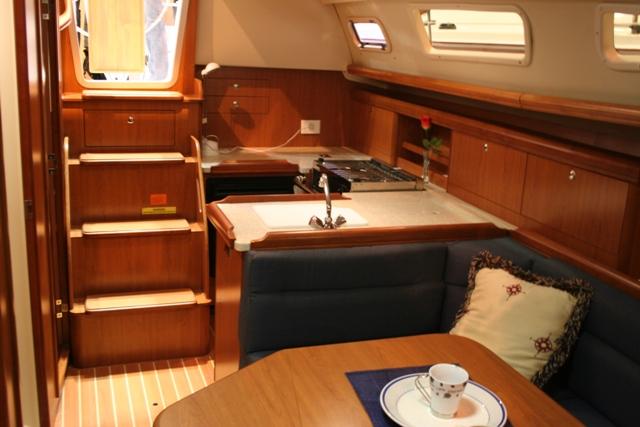 Hunter 33 - Photo 10