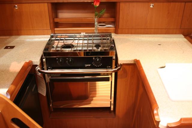 Hunter 33 - Photo 11