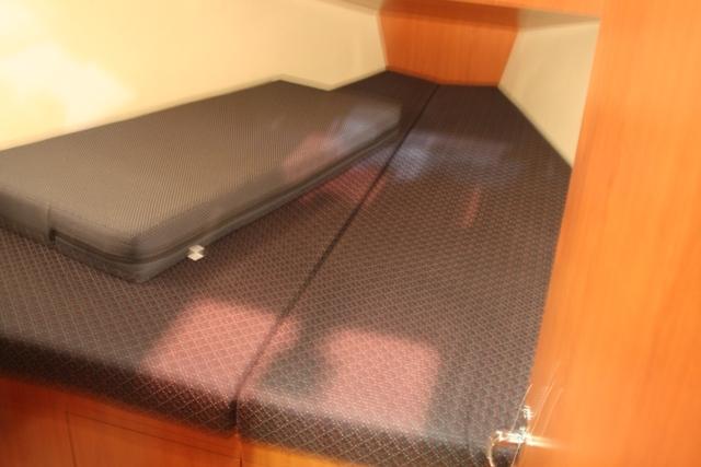 Hunter 33 - Photo 14